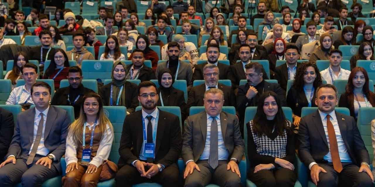 Bak, üniversiteli öğrencilerle bir araya geldi