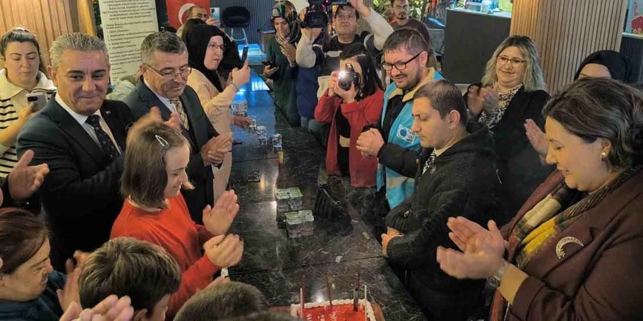 Pasta kesip oyunlar oynadılar