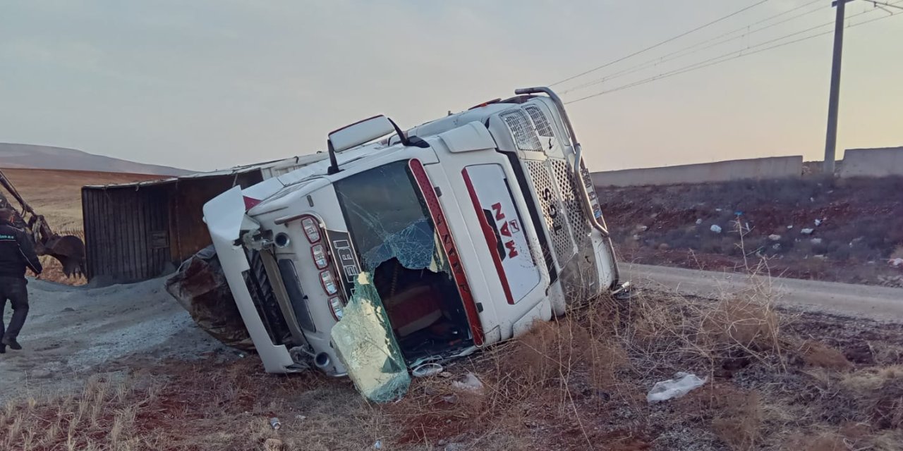 Kırıkkale’de tuz yüklü tır devrildi