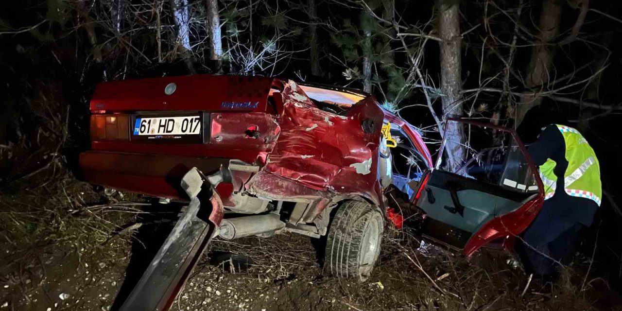 Ağaca çarpan otomobil hurdaya döndü