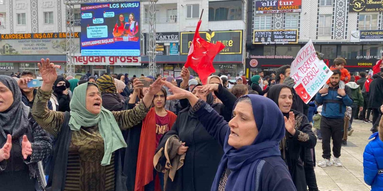 Suriyeliler Esed’in gidişini şarkılarla kutladı