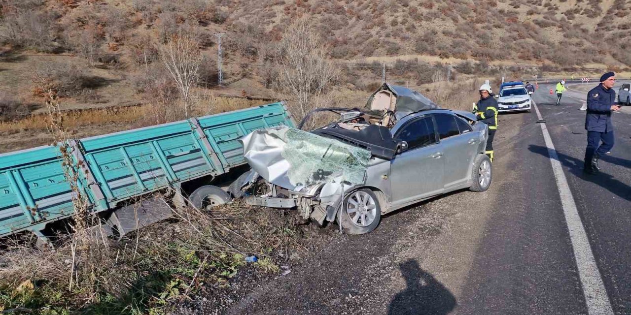 Kamyonla çarpışan otomobil hurdaya döndü, 2 kişi öldü
