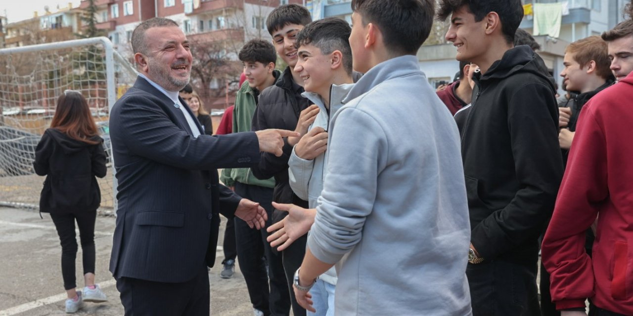 Ercan okul ziyaretinde coşku ile karşılandı