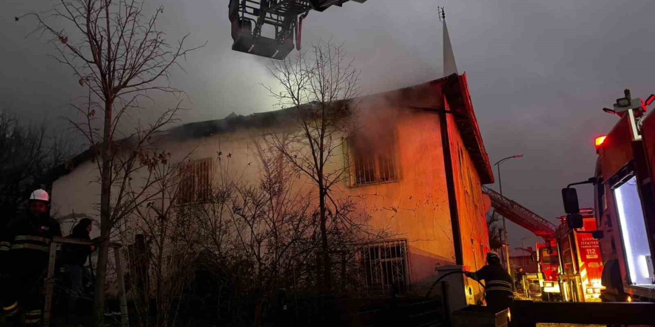 Alevlere teslim olan ev kullanılamaz hale geldi