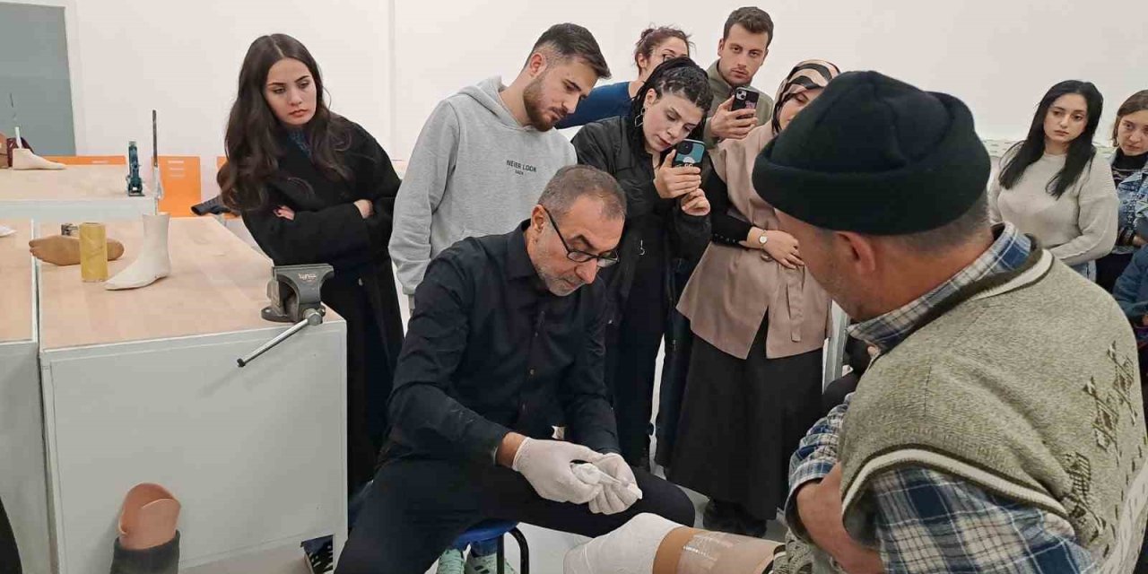 Kurduğu laboratuarda ilk dersini verdi