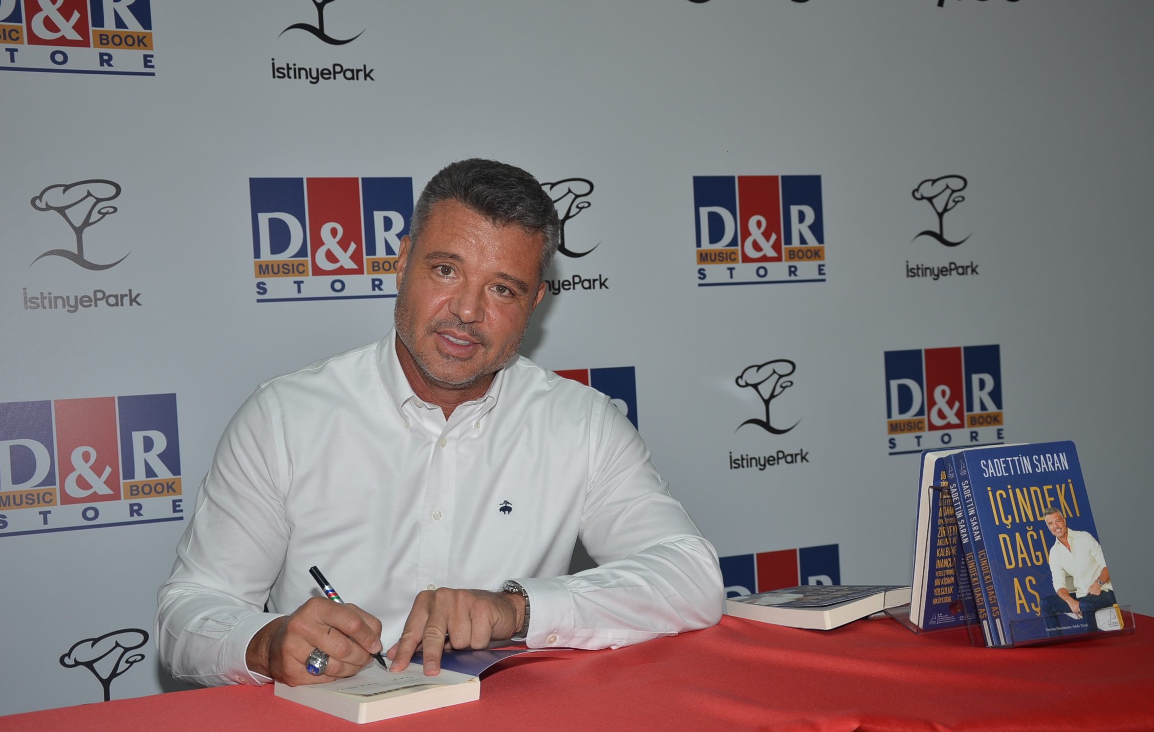 Saran ilk kitabını D&R Kitap Fuarı’nda imzaladı