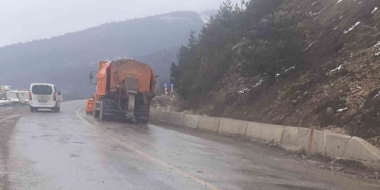 Dağdan kopan kaya yola düştü