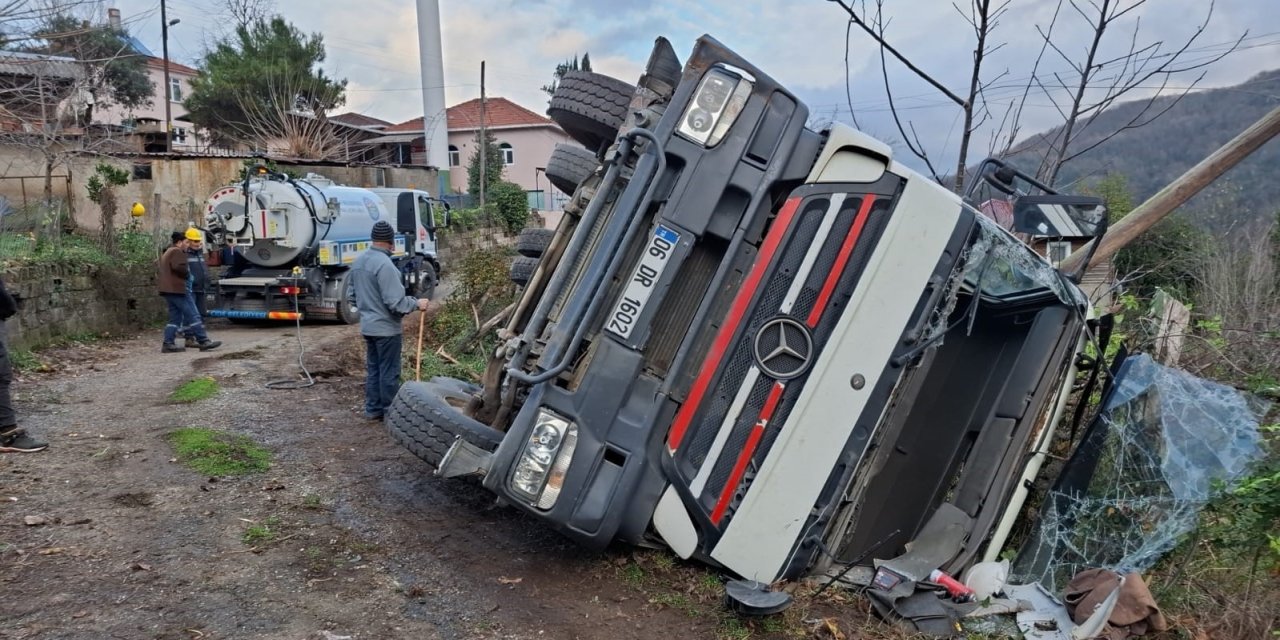 Beton mikseri devrildi, sürücü yara almadan kurtuldu