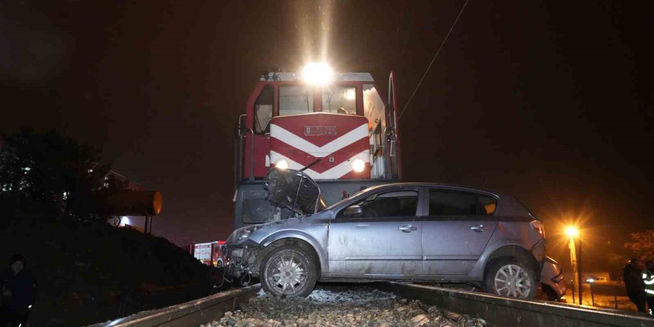 Kırıkkale'de tren otomobille çarptı!