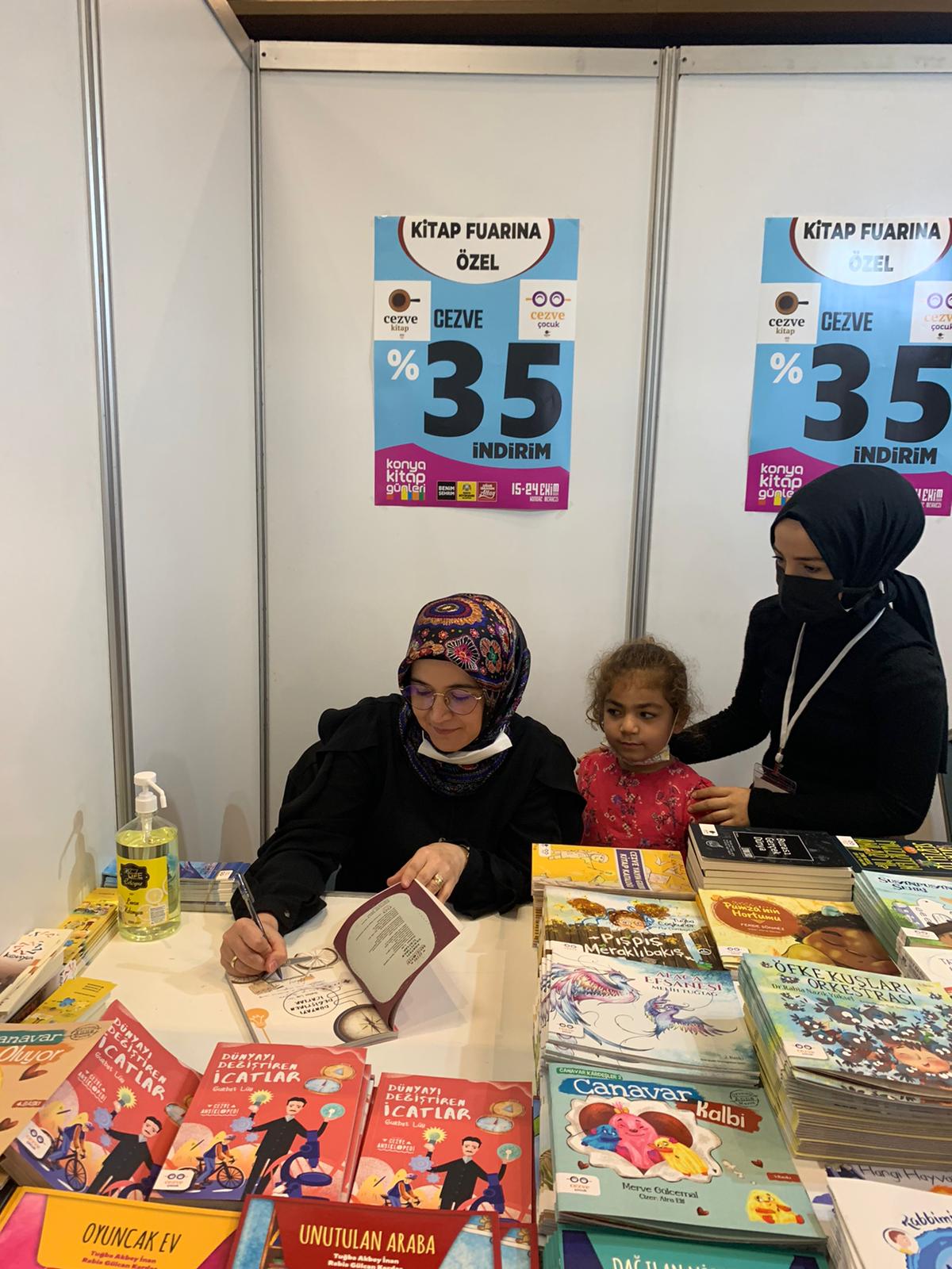 Gurbet Lüy Konya Kitap Fuarı'nda kitabını imzaladı