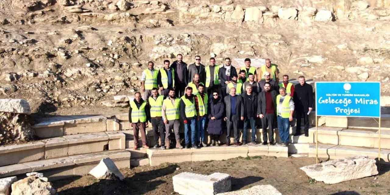 Bin 800 yıllık mozaikler tarihi villanın zeminine yerleştirildi