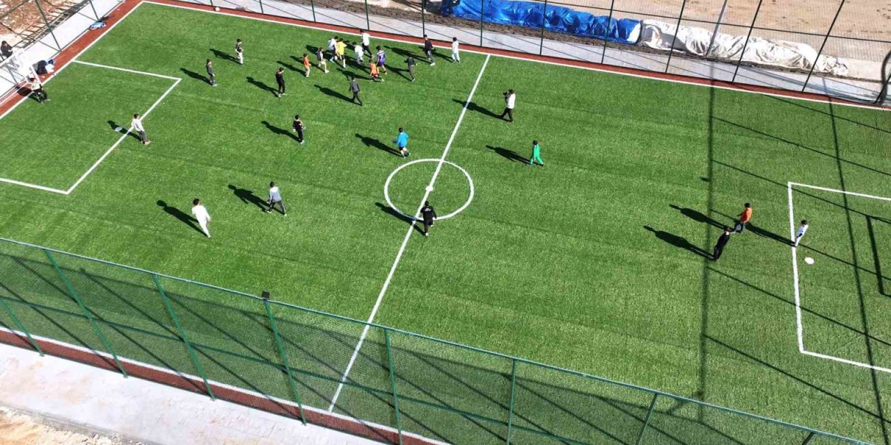 Bakan Kurum, depremzede Hüseyin’e verdiği halı saha sözünü tuttu