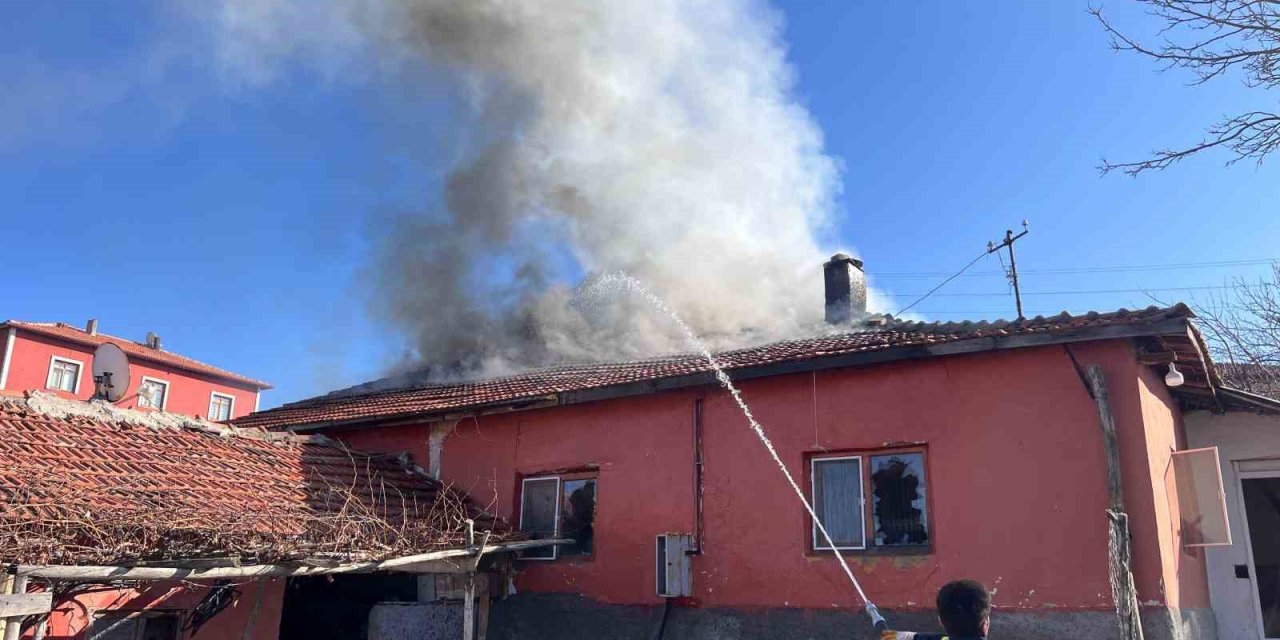 Alevlere teslim olan ev kullanılamaz hale geldi