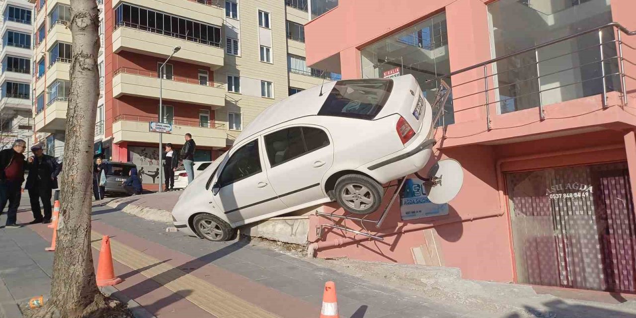Kazara el freni indirilen otomobil binanın merdiveninde asılı kaldı