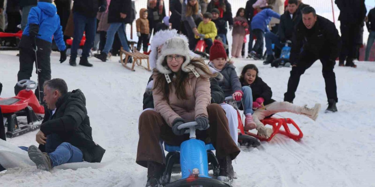 Yarıyıl tatilinin son gününde Ilgaz Dağı’nda kayarak eğlendiler