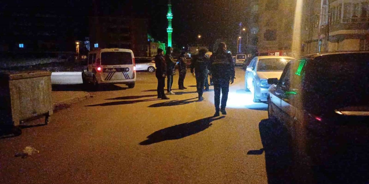 Çorum’da park halindeki araç kurşunlandı, polis ekipleri harekete geçti