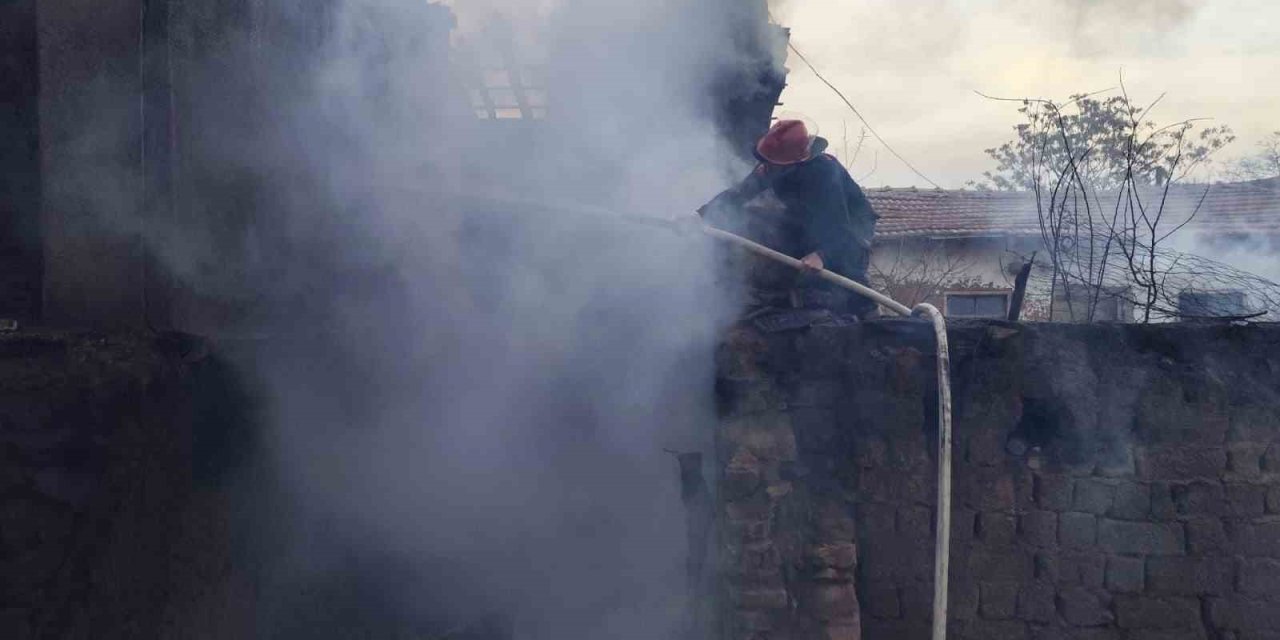 Alevlere teslim olan evdeki yaşlı adam öldü