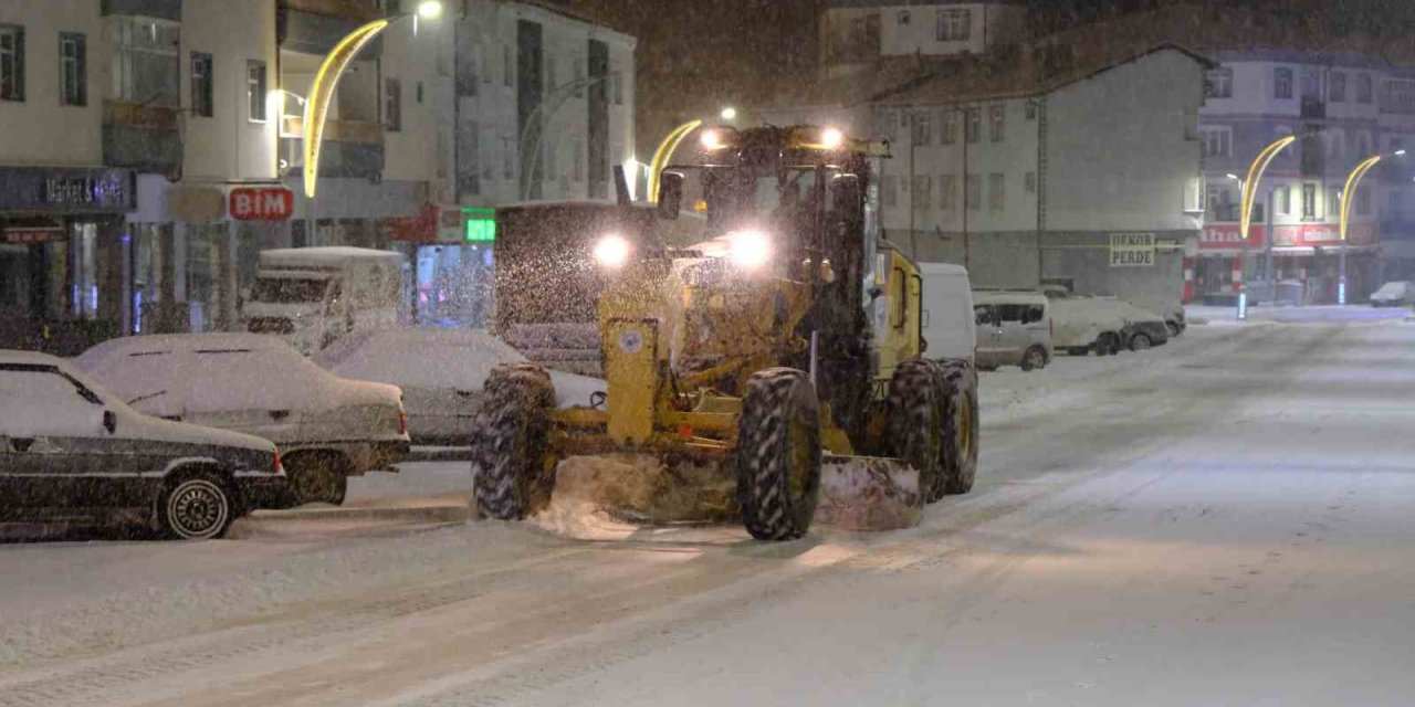 Akdağmadeni Belediyesi karla mücadelede hız kesmiyor