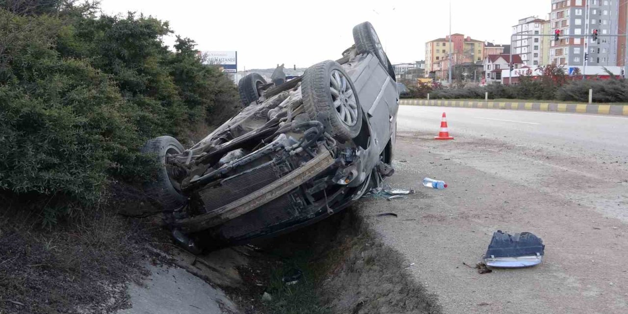Otomobil takla attı, 2 kişi küçük sıyrıklarla araçtan çıktı