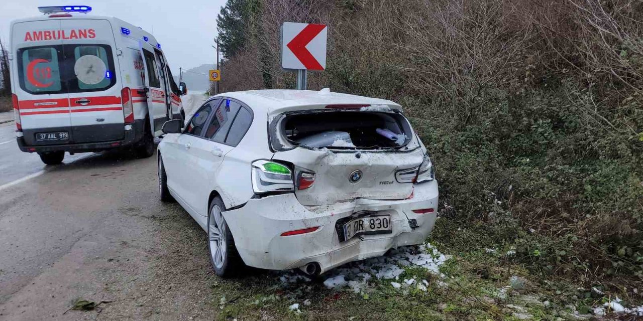 Kastamonu’da kamyonet otomobile çarptı: 3 yaralı