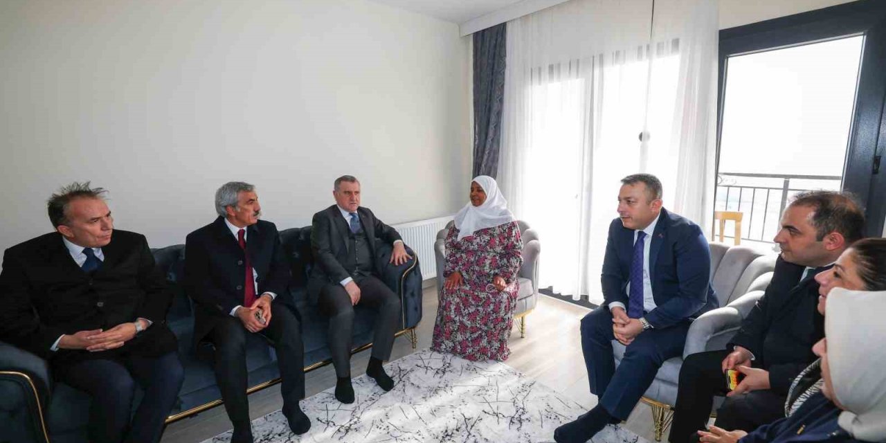 Depremzede Hüsne Beşenk: "Evlat atıyor ama devlet atmıyor"