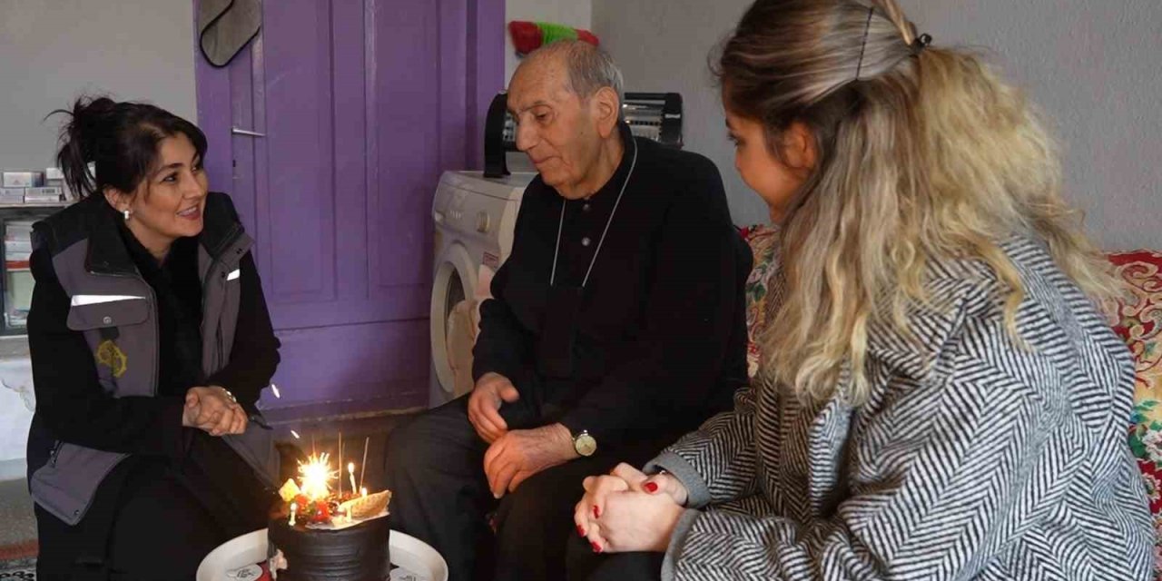 Belediyeden gönülleri ısıtan sürpriz: 85 yıllık ömründe ilk kez  doğum gününü kutladı