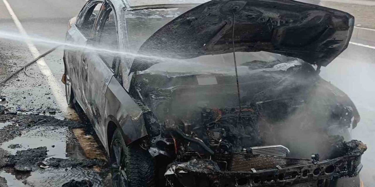 Alevlere teslim olan ticari taksi demir yığınına döndü