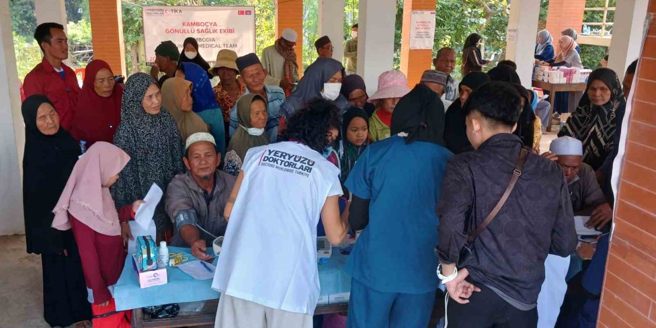 Türk doktorlar, TİKA’nın desteğiyle Kamboçya’da şifa dağıttı