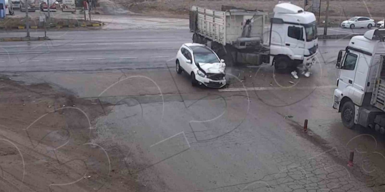 Aşırı sürat ve dikkatsizlik kazalara neden oldu: O anlar güvenlik kamerasında