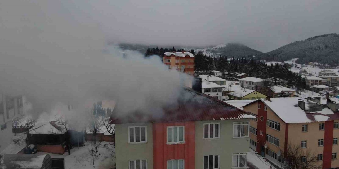 Kastamonu’da 4 katlı apartmanın çatısı yandı