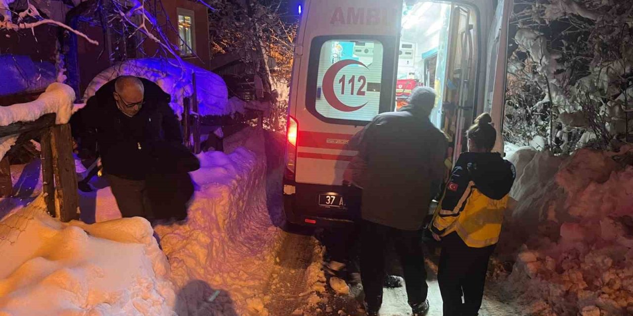 Kar sebebiyle yolları kapanan köylerdeki hastalar için seferber oldular