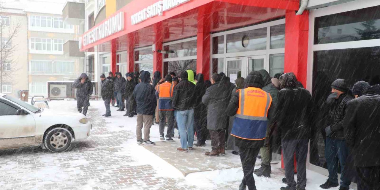 Ucuz et kuyruğunda sıcak çorba ikramı