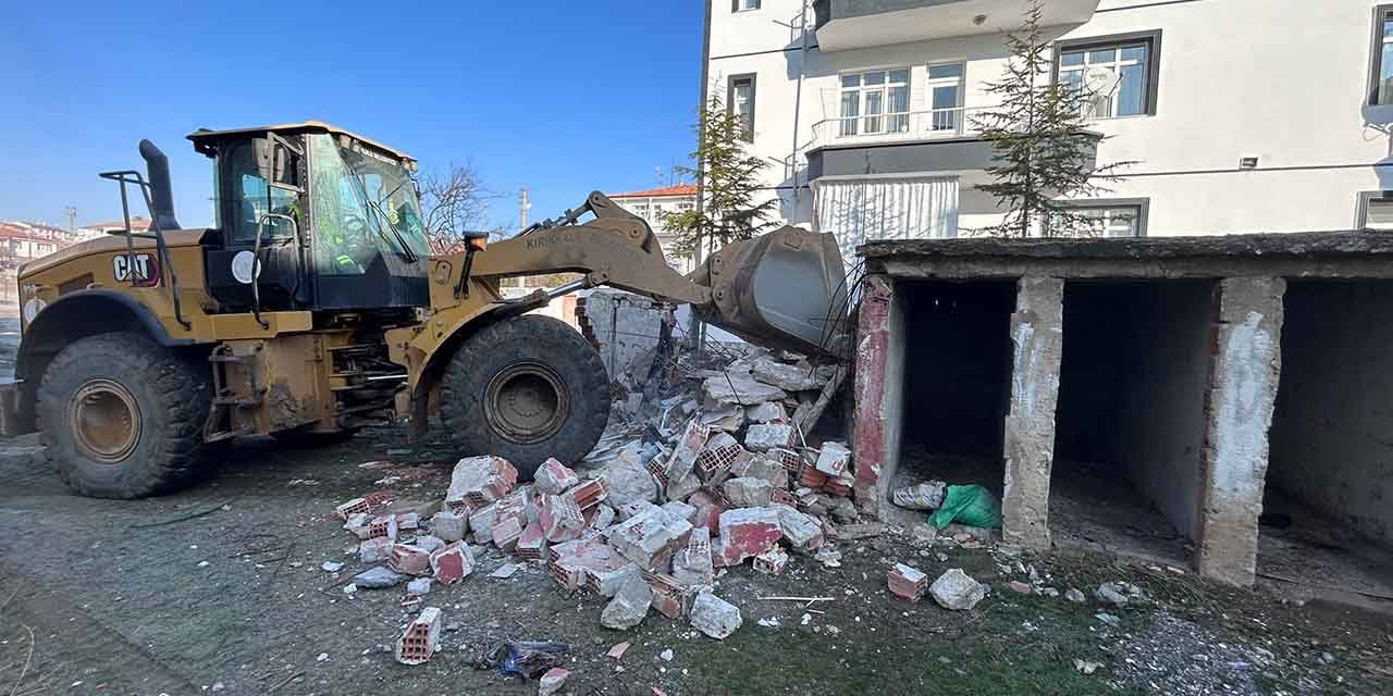 Tehlike oluşturan metruk binalar yıkılıyor