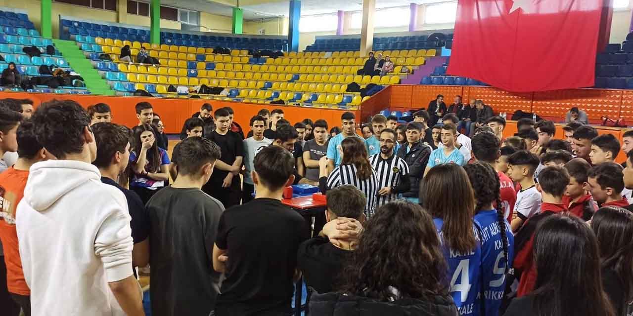 Bileklerine güvenen gençler yarışıyor