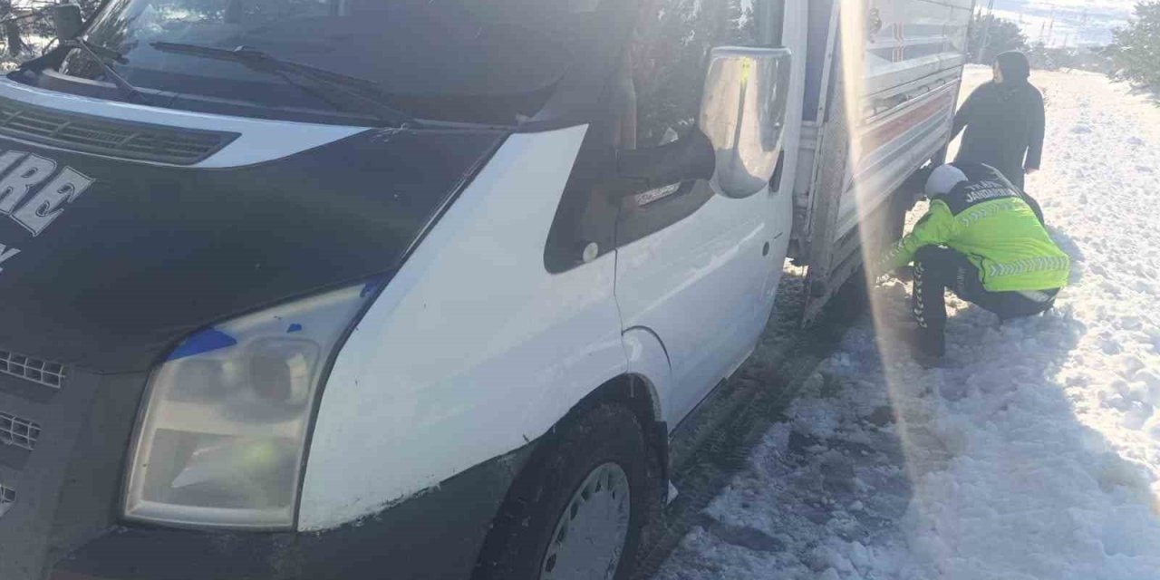 Akdağmadeni’nde mahsur kalan araç kurtarıldı