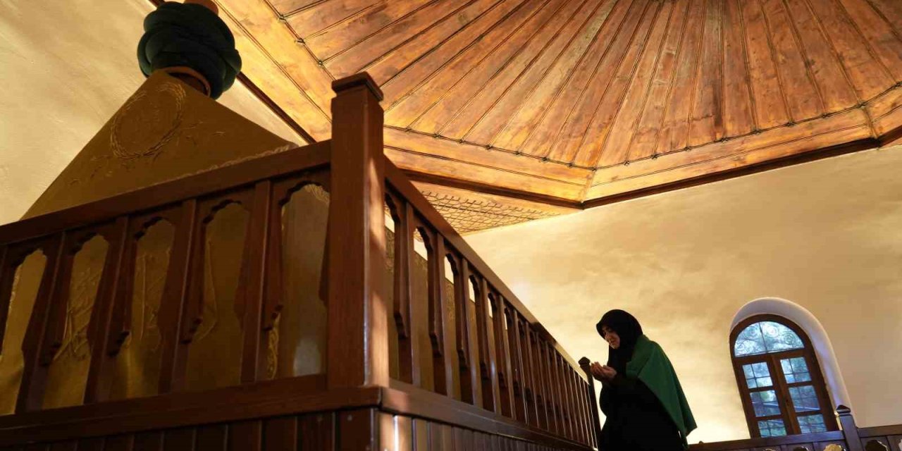 3 yıldır her çarşamba bu türbeyi ziyaret ediyor