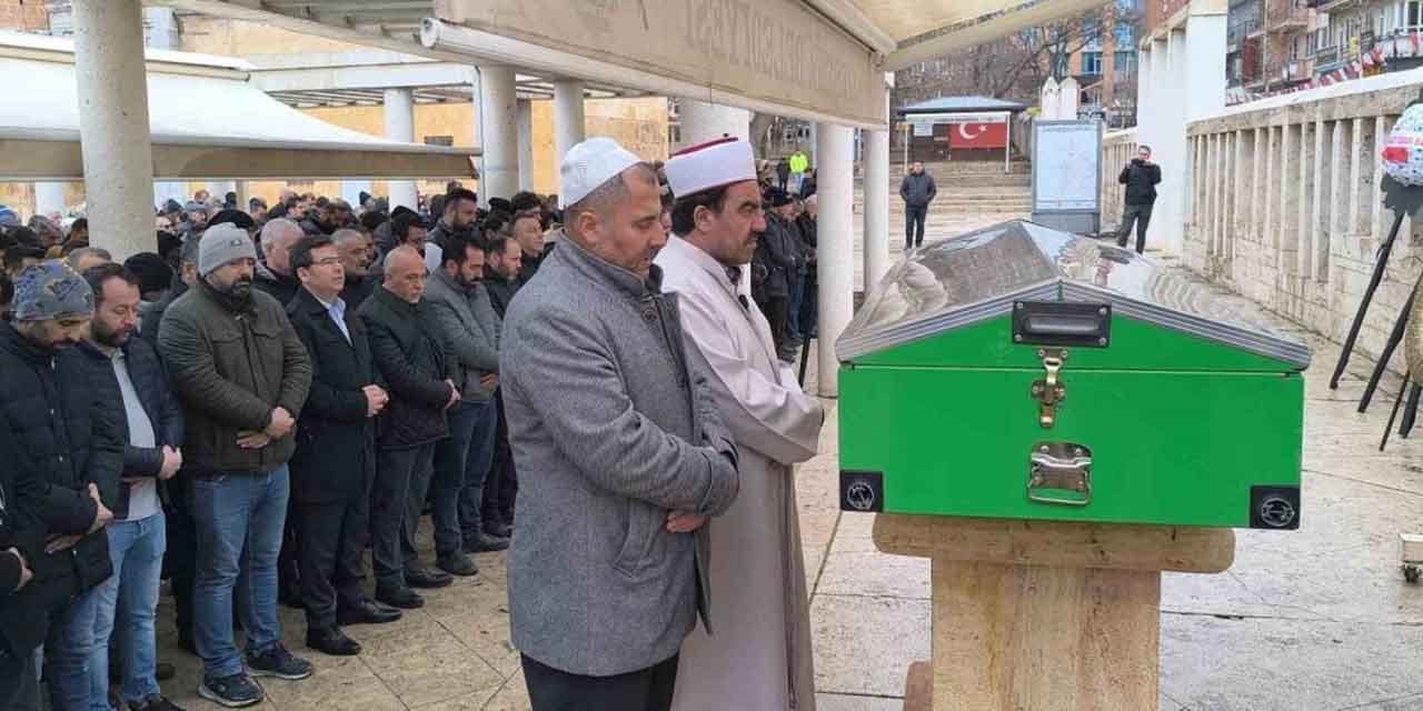 Öldürülen sendika temsilcisi toprağa verildi