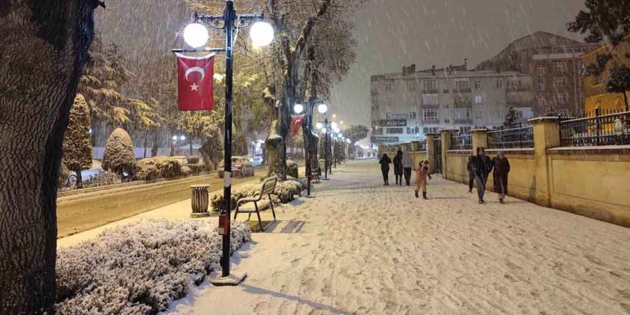 Beyaza bürünen şehirde vatandaşlar karın tadını çıkardı