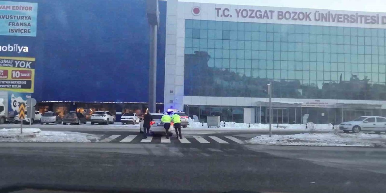 Soğuk kış gününde polislerinden iç ısıtan hareket