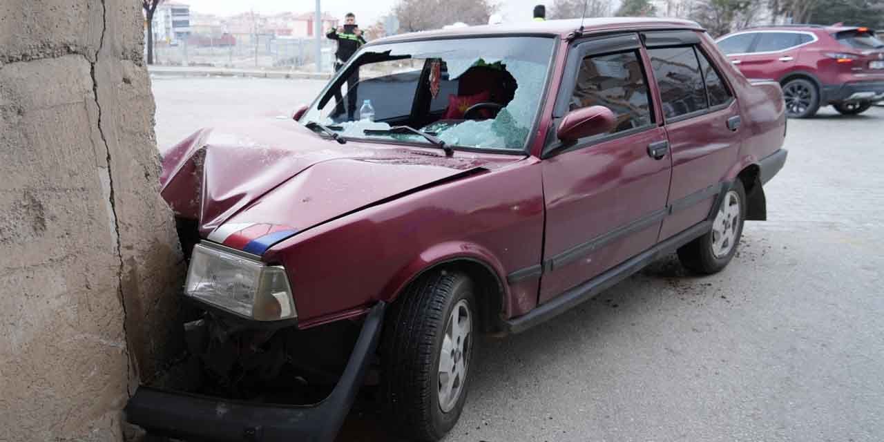 Kırıkkale'de otomobil beton duvara çarptı!