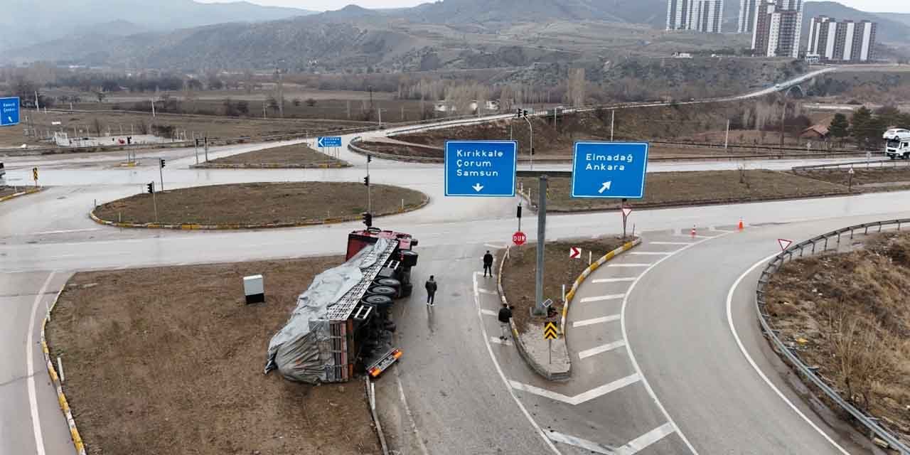 Kırıkkale'de tır devrildi