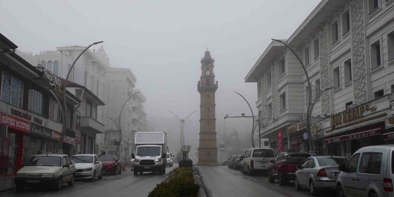 Yozgat’ta yoğun sis etkili oldu, görüş mesafesi düştü