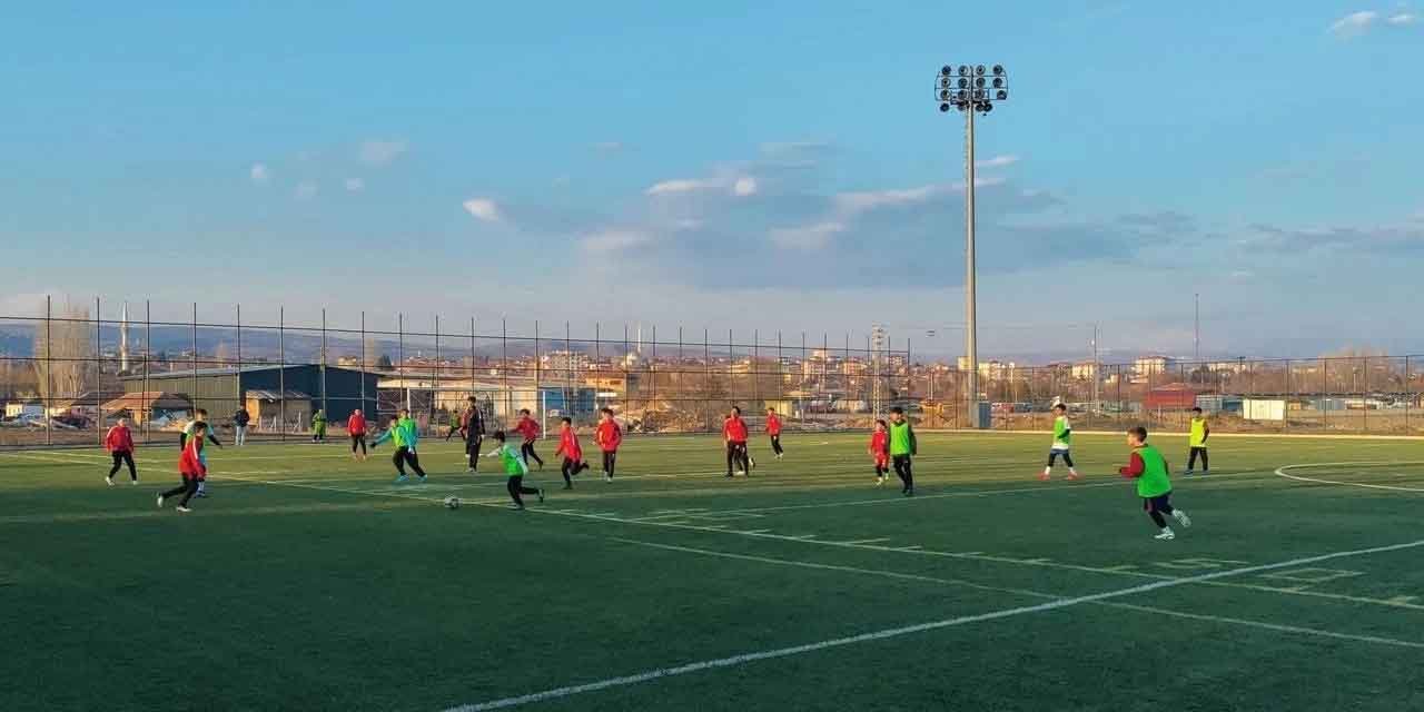 Geleceğin yıldız futbolcuları sahada