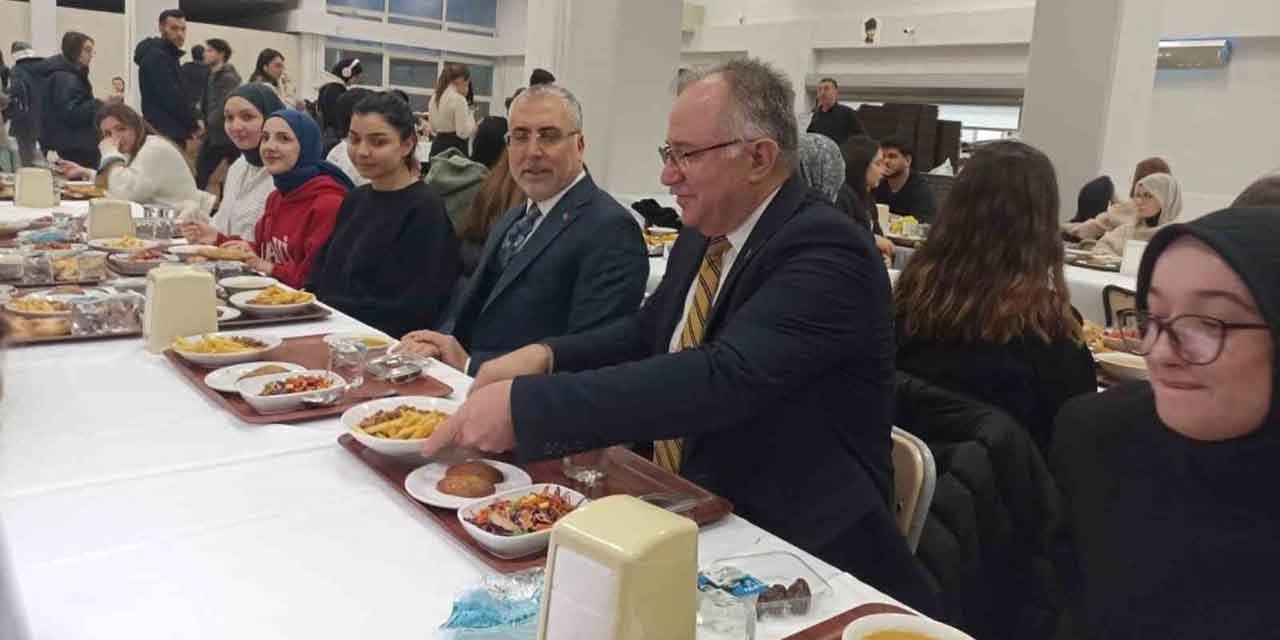 Bakan Işıkhan üniversite öğrencileriyle iftar yaptı