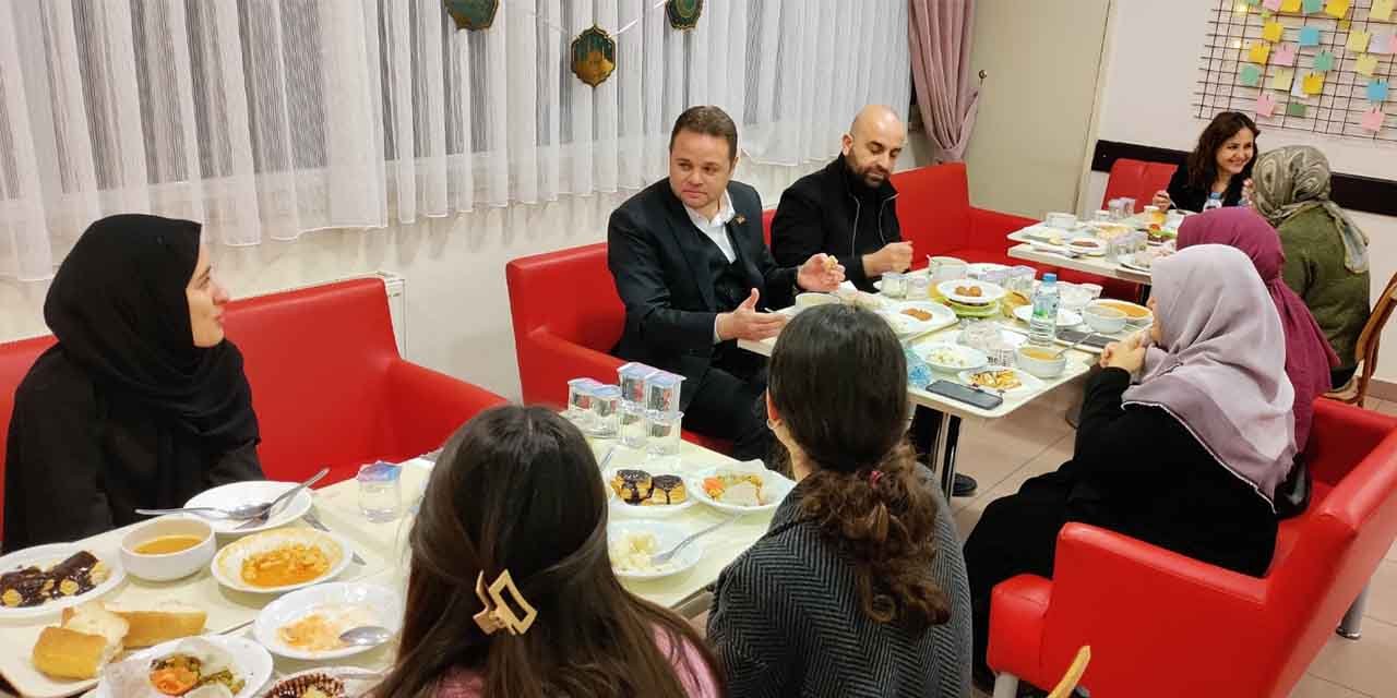 Yurt öğrencileriyle iftar yaptılar