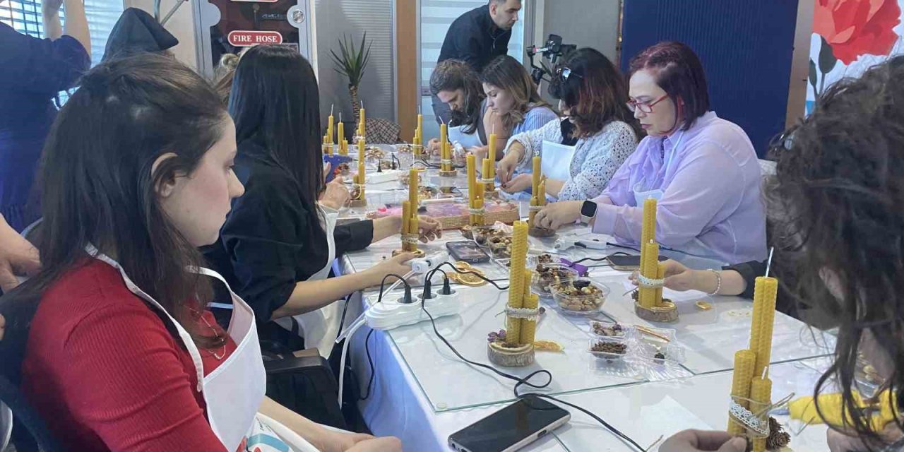 Kadın gazeteciler, Kadınlar Günü’ne özel mum üretti