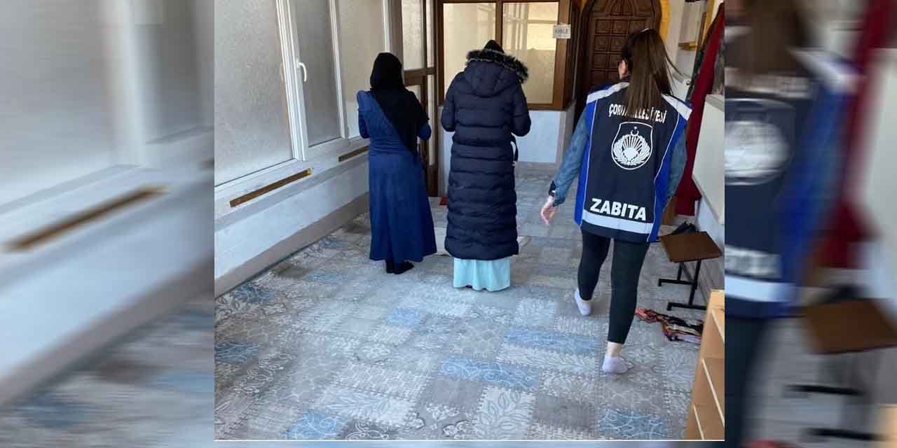 Zabıtayı gören dilenciler camiye kaçıp namaza durdu