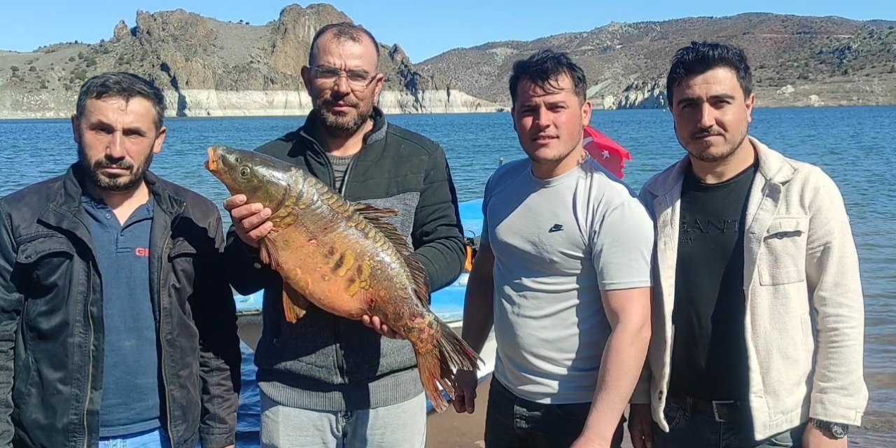 Çekerek Barajı’nda 14 kiloluk sazan yakalandı