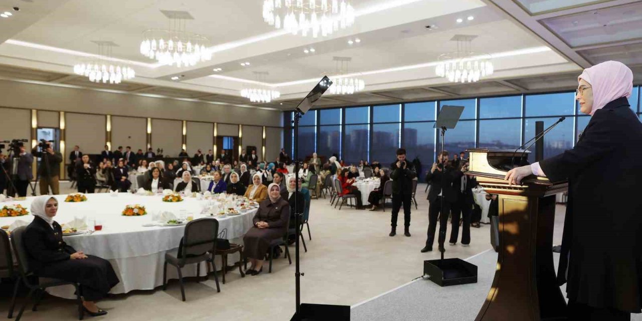 Emine Erdoğan, AK Parti Genel Merkez Kadın Kolları Başkanlığının iftarına katıldı