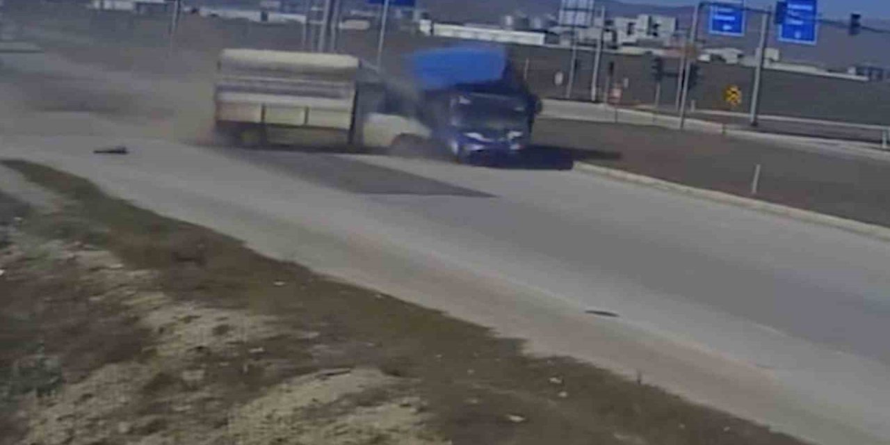 Çorum’da 3 kişinin yaralandığı kaza kamerada